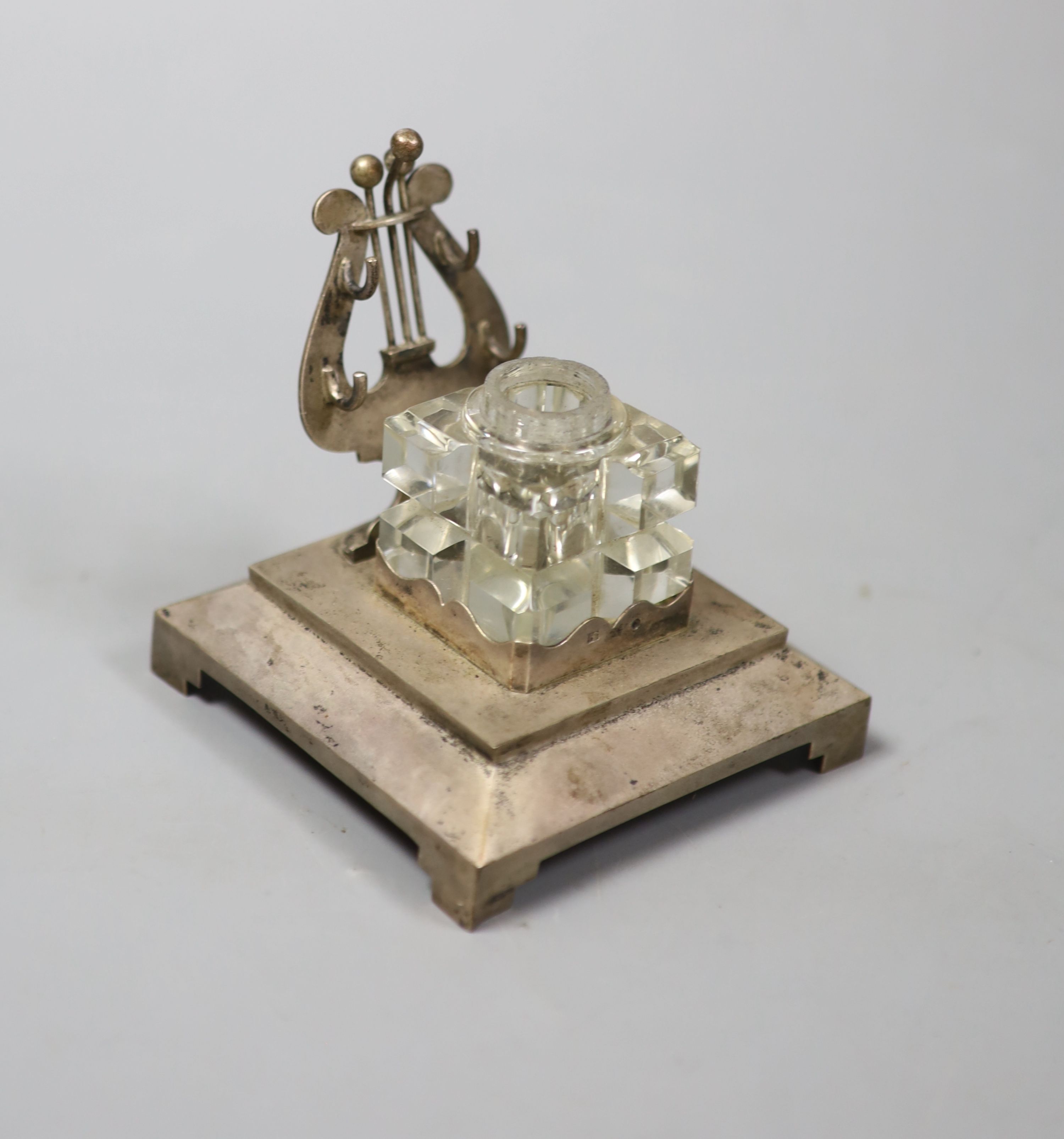 An early 20th century Russian 84 zolotnik inkstand, with glass well and lyre shaped pen rest
